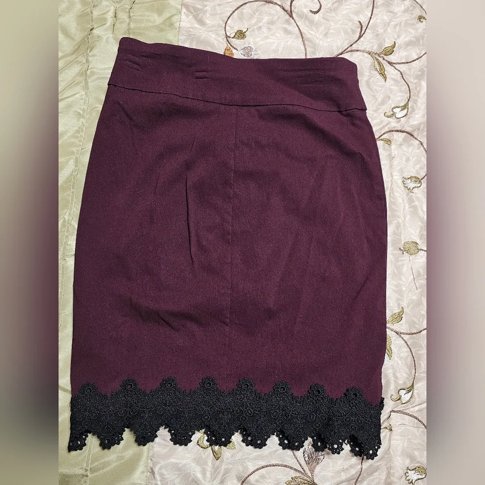 Joe B. by Joe Benbasset Burgundy Skirt Black Lace Hem Size Medium Office Work